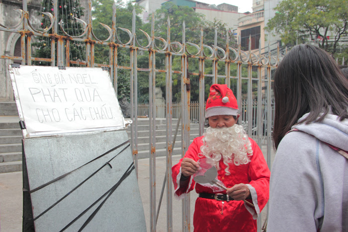 Hình ảnh Phản cảm hình ảnh ông già Noel bên cô gái sexy số 5