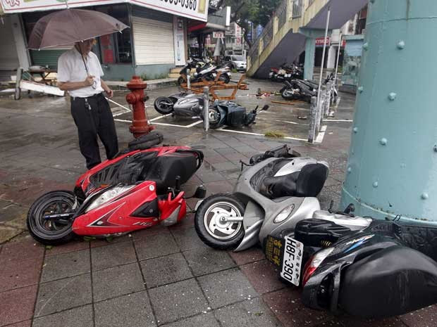 Vento derrubou motocicletas como se elas fossem brinquedos (Foto: Pichi Chuang / Reuters)