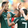 Jogadores do Palmeiras comemoram gol de Dudu, o único na vitória suada contra o Inter