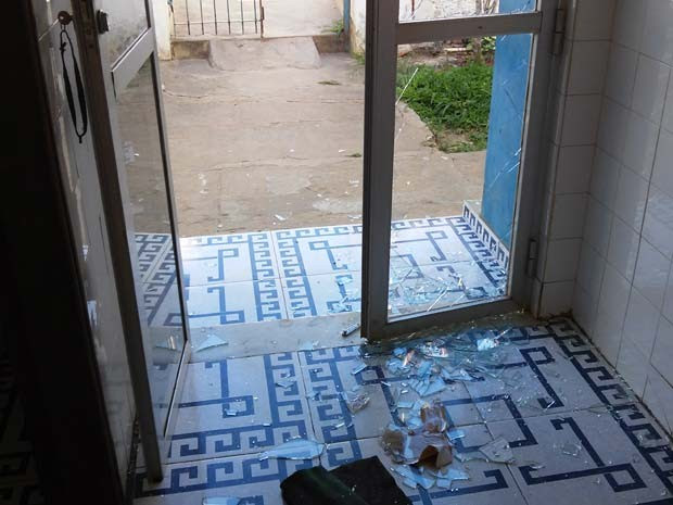 Porta de vidro da delegacia foi quebrada durante a invasão de criminosos em Itiruçu (Foto: Tiago Santos/ Blog Itiruçu Online )