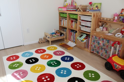 Happy Days 子供部屋にikeaのラグ