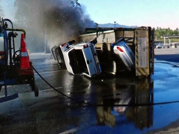 Carros de luxo pegaram fogo após queda de carreta em Cajati, SP (Foto: Reprodução/TV Tribuna)