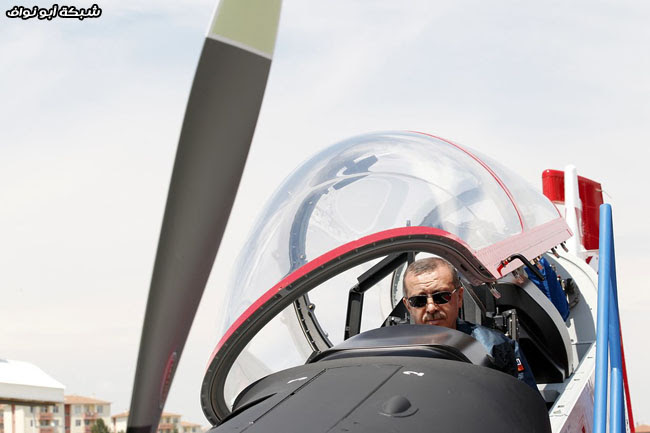 صور حول العالم : هندوس يستسقون + إبنة الشهيد تقبل أبيها .. والمزيد