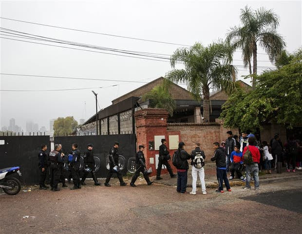 Efectivos policiales custodian uno de los accesos al predio desalojado