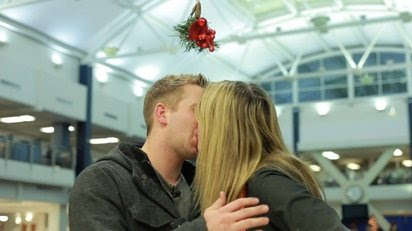 ヤドリギの下でキスをする古い習慣を蘇らせるドッキリ企画 K Conf