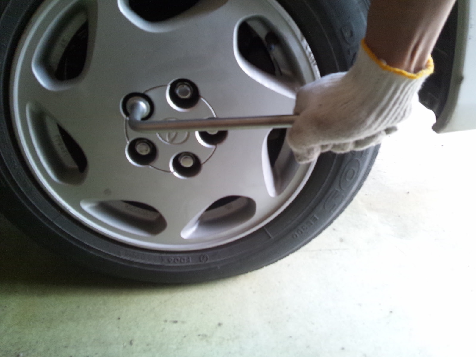 現役 自動車検査員が教える お手軽カーメンテナンス タイヤのナットの締め付け方 締め付け順について
