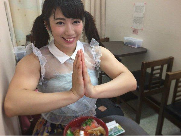 腕の太さに目が行きがちだけど 手もデカい 食べてるへのボケ ボケて Bokete