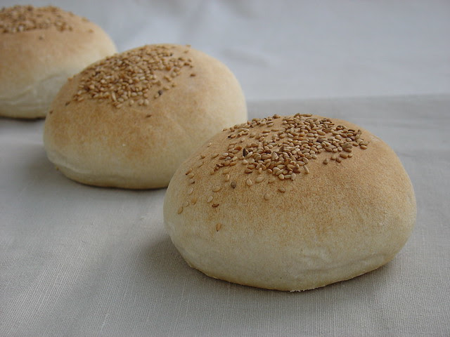 Panecillos de pan blanco con poolish de yogur