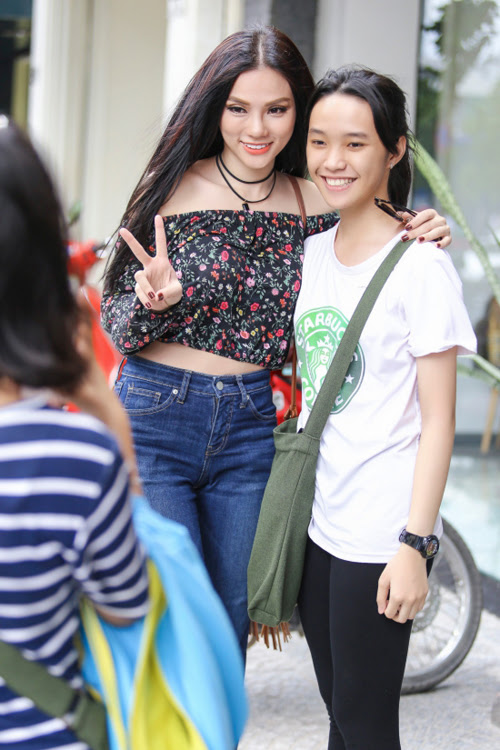 thu-thuy-ngoi-sieu-xe-bently-di-shopping-8
