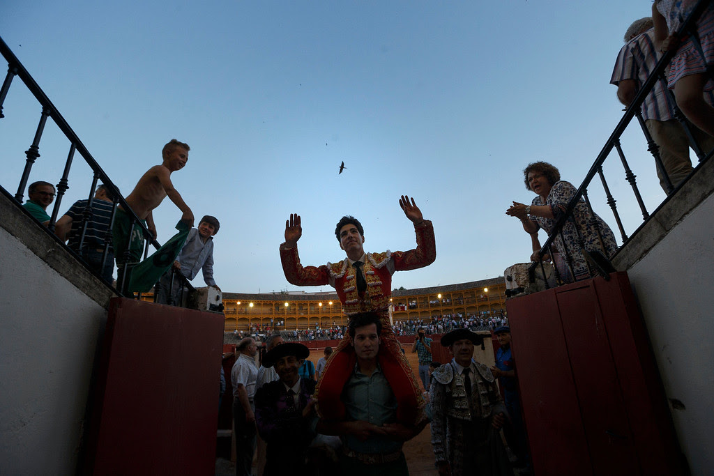 Description of . In this photo taken Saturday, May 30, 2015, Spanish bullfighter Alvaro Lorenzo leaves the bullring on the shoulders of supporters after and extraordinary performance on a bullfight  in Aranjuez, near Madrid, Spain. Only after extraordinary performances bullfighters are allowed to be carried on the shoulders of supporters. Bullfighting is an ancient tradition in Spain. (AP Photo/Daniel Ochoa de Olza)