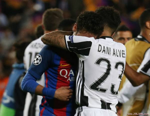  Cái ôm an ủi của Alves dành cho Neymar. Ảnh: Reuters.