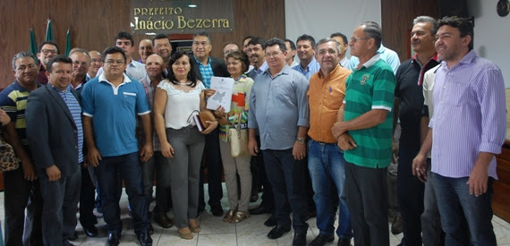 Presidente da Câmara, Nildson Dantas entregando o documento oficial