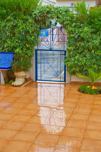 Reflejos de una puerta cerrada en un día lluvioso