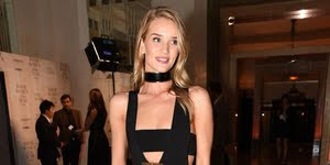 Foto: Rosie Huntington Whiteley Pose Seksi Kenakan Bergaun Transparan http://ift.tt/20kt43r - Berita Terkini Terbaru Hari Ini - Event Harper's Bazaar Women Of The Year Awards yang digelar di London pada Selasa lalu dimeriahkan kehadiran banyak artis cantik dunia. Mereka mengenakan berbagai gaun malam yang mewah dan seksi. Salah seorang yang menarik perhatian adalah sosok supermodel sekaligus aktris Rosie Huntington-Whiteley.