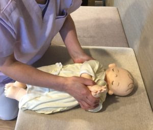 赤ちゃんが安心できる抱っこの方法 その２ 横抱っこ 鎌倉市大船の小児科 すくすくまことくりにっく