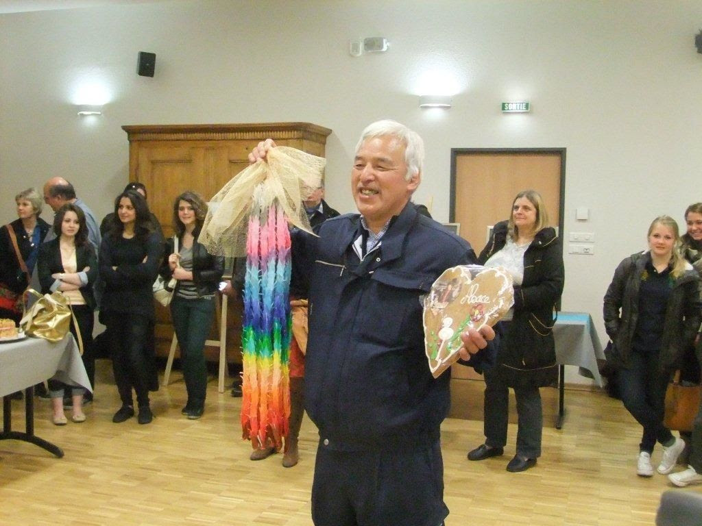 Accueil chaleureux de Naoto Matsumura au lycée de Barr le 10 mars 2014 où celui-ci a reçu des guirlandes de grues en origami.