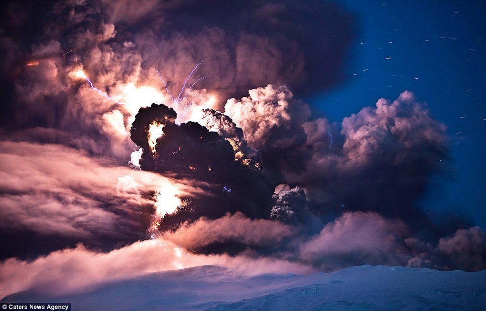 Letusan gunung api memuntahkan senyawa belerang dioksida yang naik hingga stratosfer.
