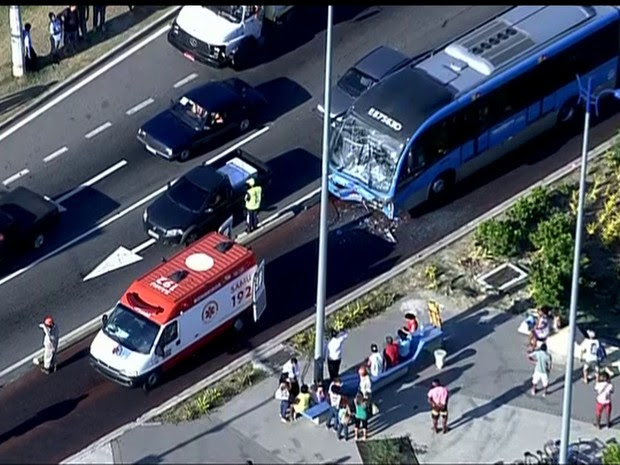 Ônibus ficou com a frente destruída após a colisão (Foto: Reprodução/TV Globo)