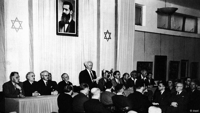 Cabinet Ministers of the new state of Israel are seen on May 14, 1948, at a ceremony at the Tel Aviv Art Museum (ddp images/AP Photo).