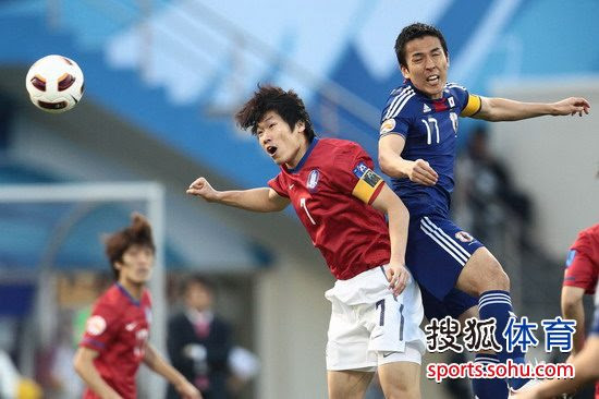 图文 亚洲杯 日本vs韩国朴智星长谷部诚争顶 搜狐体育