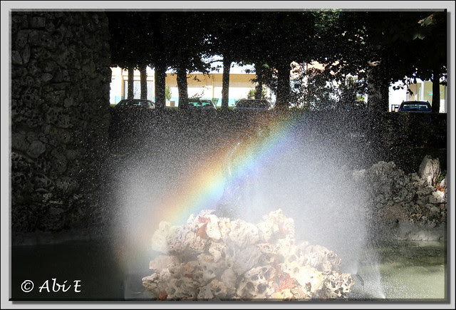2 fuente con arco iris