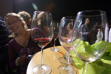 Gente tomando vino