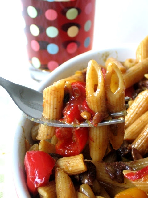 Wholemeal Penne with Bell Peppers, Pine nuts and Raisins