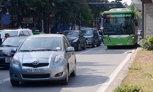 Xe đạp, xe máy chặn đầu buýt nhanh trong ngày lăn bánh chính thức - 2