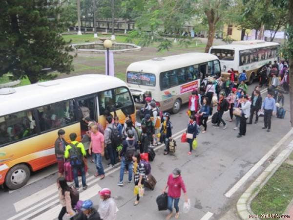  Sinh viên được về quê sớm trên các chiếc xe do nhà trường thuê. Ảnh: Võ Thạnh.