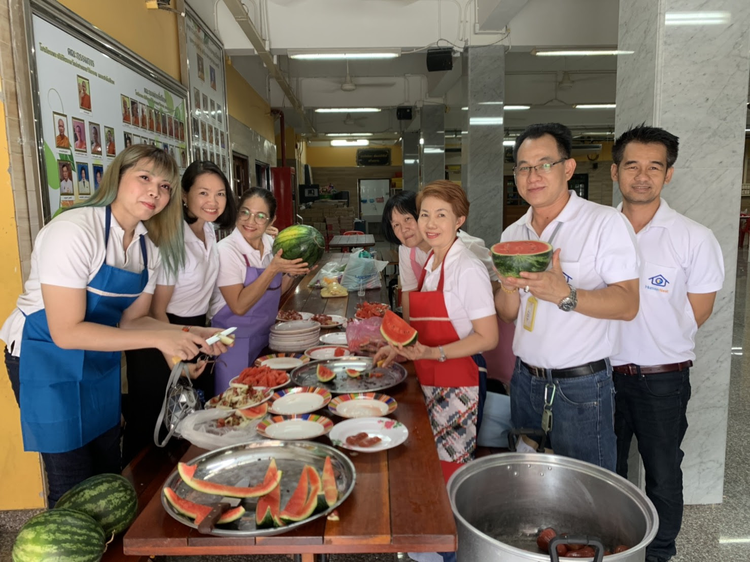 ทำบุญถวายอาหารแด่สามเณรและพระภิกษุสงฆ์ ณ.วัดผ่องพลอยวิริยา ...