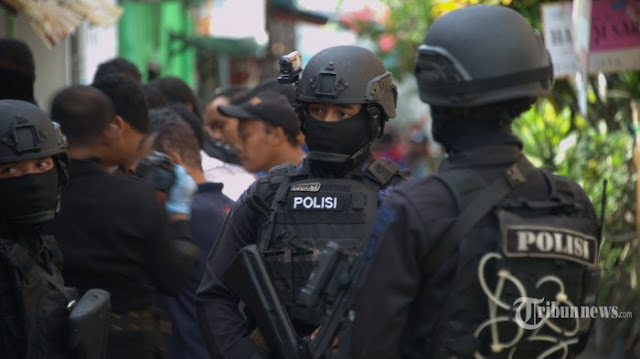 Brigjen Pol Eddy Hartono Kepala Densus 88 Diganti, Kini Dijabat Bintang Dua http://ift.tt/20kt43r - Berita Terkini Terbaru Hari Ini - Kapolri Jenderal Pol Tito Karnavian kembali mengeluarkan telegram rahasia yang berisi mutasi sejumlah perwira Polri. Dalam telegram nomor ST/261/II/2017 yang diterbitkan pada 3 Februari 2017, selain pergantian jabatan, ada pula pengukuhan sejumlah posisi yang berubah nomenklaturnya.