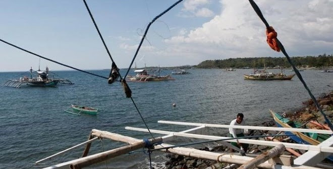 Philippines lo lắng vì tàu Trung Quốc ồ ạt tới bãi cạn Scarborough