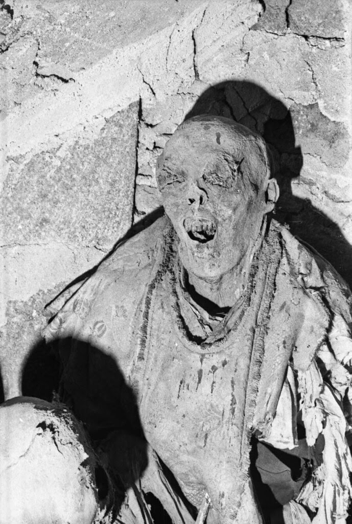 Momias de la cripta de la Iglesia de San Andrés de Toledo el día 1 de junio de 1974. Fotografía de José María Moreno