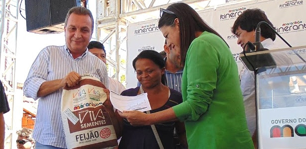 Luís Fernando Silva (PMDB) (à esq.) entrega sementes em evento, ao lado da governadora Roseana Sarney, que aposta em Silva como seu sucessor 