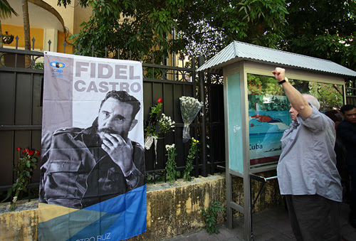 HN: Đoàn người lặng lẽ xếp hàng viếng Chủ tịch Fidel Castro - 8