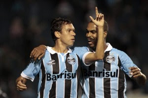 Marco Antonio celebra con su compañero Naldo, después de anotar contra Millonarios. EFE.