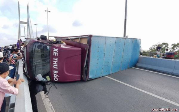 Xe thư báo lật ngang trên cầu Mỹ Thuận - Ảnh: Thành Nhơn