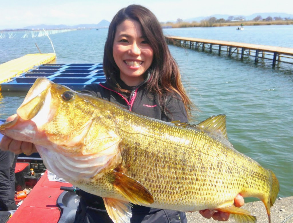 隼華３年目ご挨拶 琵琶湖バス ロクマル ６２ｃｍ ジグヘッド ハヤブサlady 隼華 Hayaka