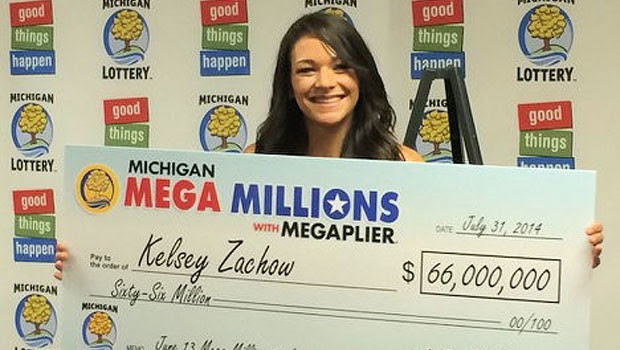 Kelsey Zachow segura o 'cheque' do prêmio que levou na loteria (Foto: Reprodução/Twitter Michigan Lottery)