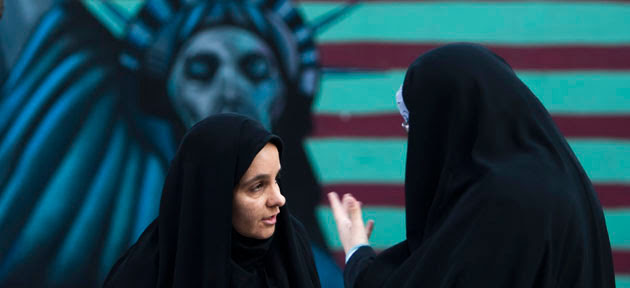 Mulheres iranianas diante de imagem anti-EUA. Como gesto de boa vontade, cartazes como este estão sendo retirados das ruas, pela prefeitura de Teerã 