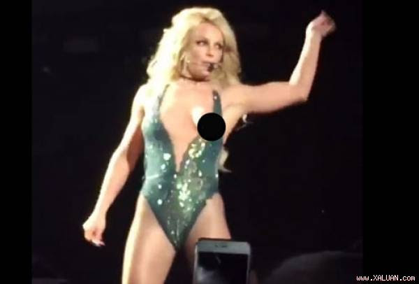  Britney Spears lộ ngực khi biểu diễn ở Las Vegas ngày 1/2.