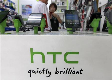 Customers look at HTC smartphones in a mobile phone shop in Taipei July 30, 2013. REUTERS/Pichi Chuang