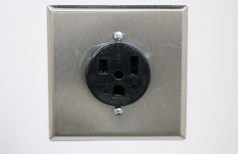 Installation du câblage pour une station de recharge dans le garage