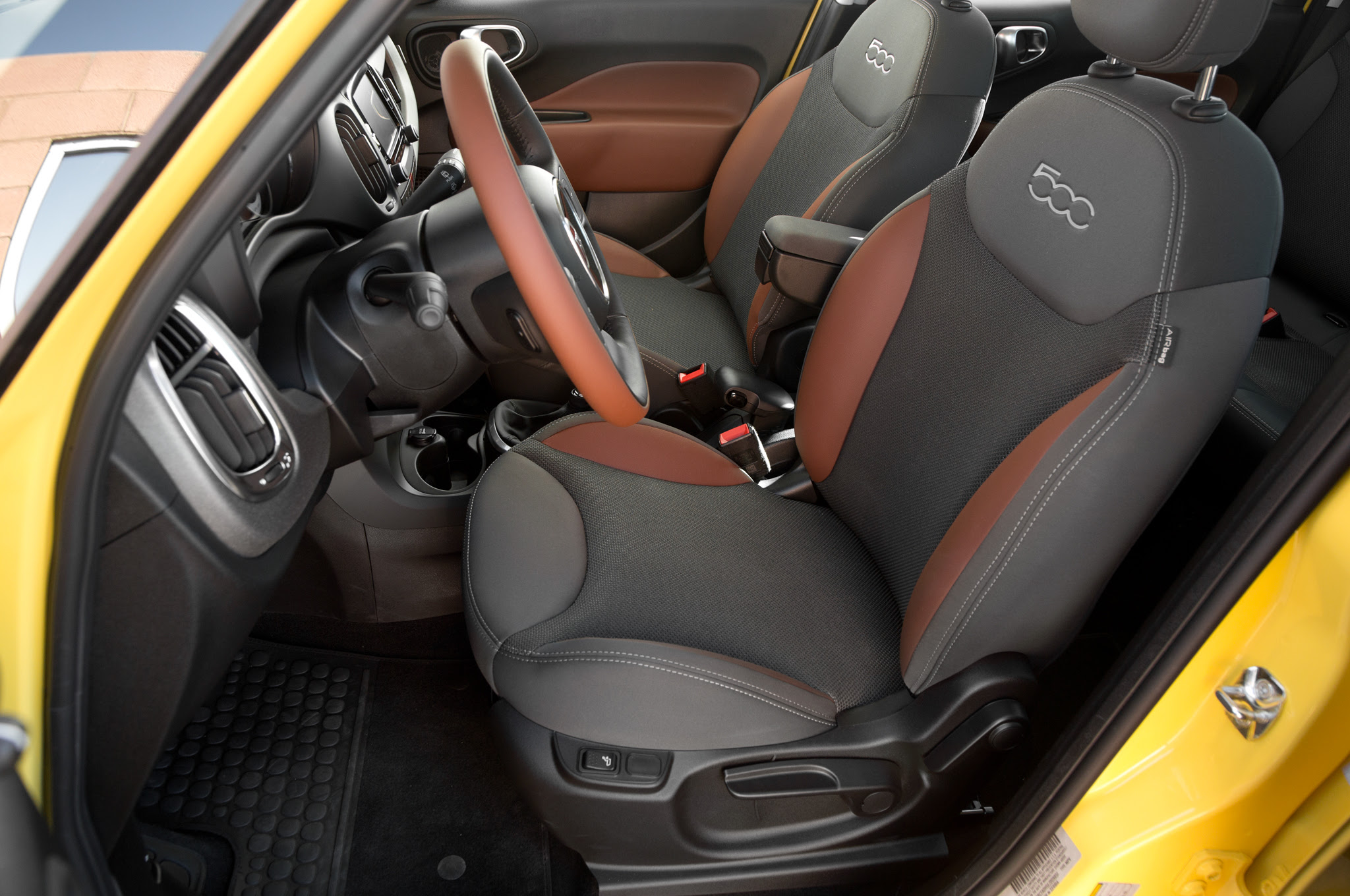 2014-Fiat-500L-Trekking-interior-seats