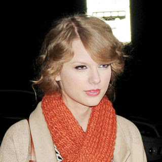 Video: Taylor Swift Performs With Goo Goo Dolls' Johnny 
