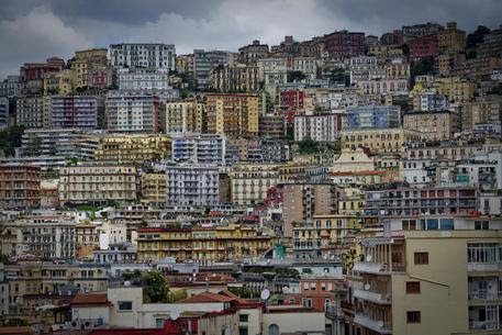 Panoramica di palazzi e case a Napoli (foto: ANSA)