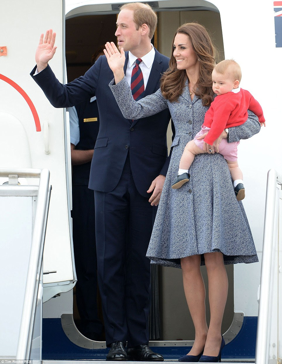 Il Duca e la Duchessa di Cambridge e il principe George imbarcarsi su un volo in RAAF Base Fairbairn a Canberra il Venerdì