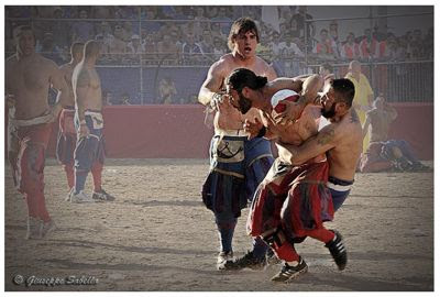 危険すぎるイタリア古式サッカー Calcio Storico フィレンツェ Mean To Me