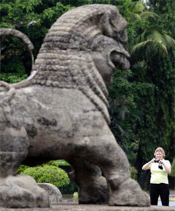 Sri Lanka in plaster