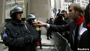 Un manifestante increpa a la policía en Nueva York